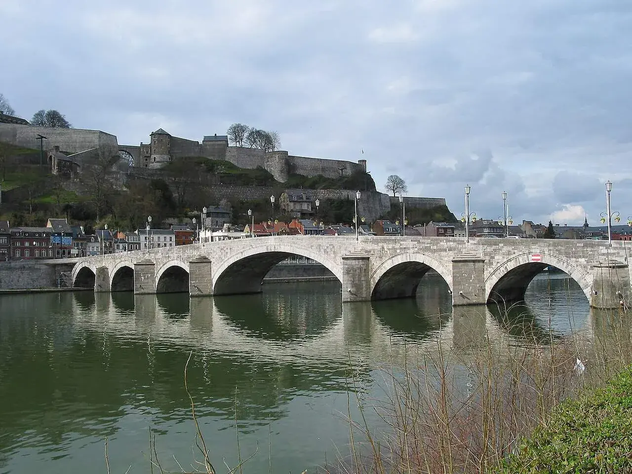 Die Citadelle über der Maas, gesehen von der Pont de Jambes