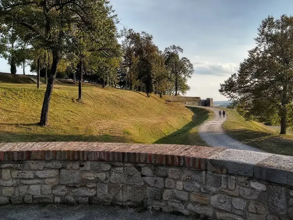 Gras, alte Mauern und Bäume auf dem Festungsplateau